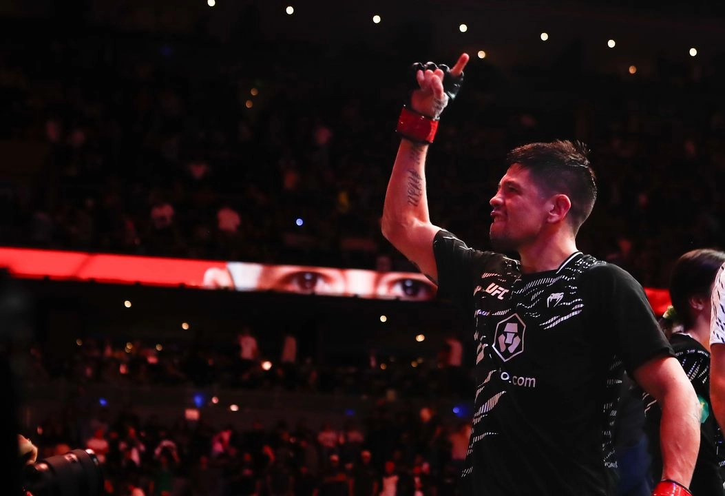 La pelea detonó en el último round, con un Brandon Moreno que logró tirar a su oponente en busca de una sumisión justo cuando sólo faltaba un minuto de tiempo. Así, en medio de un público enardecido por ver triunfante al ídolo local, celebraron la victoria del mexicano. Foto 