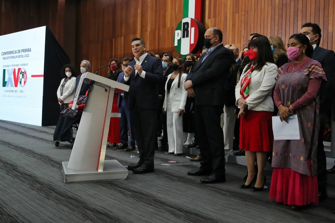 El presidente nacional del PRI, Alejandro Moreno, en compañía de diputados federales del mismo partido, durante una conferencia de prensa el pasado 22 de septiembre. Foto Marco Peláez