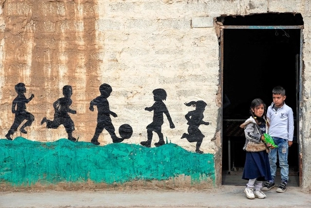 En distintos puntos del mundo, niños enfrentan violencia, por la guerra y desnutrición. Foto Afp