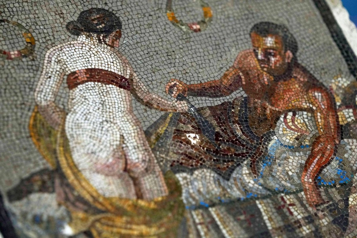Un mosaico romano que representa a una pareja de amantes, repatriada desde Alemania, se exhibe a la prensa en el auditorio del parque arqueológico de Pompeya, el 15 de julio de 2025.
