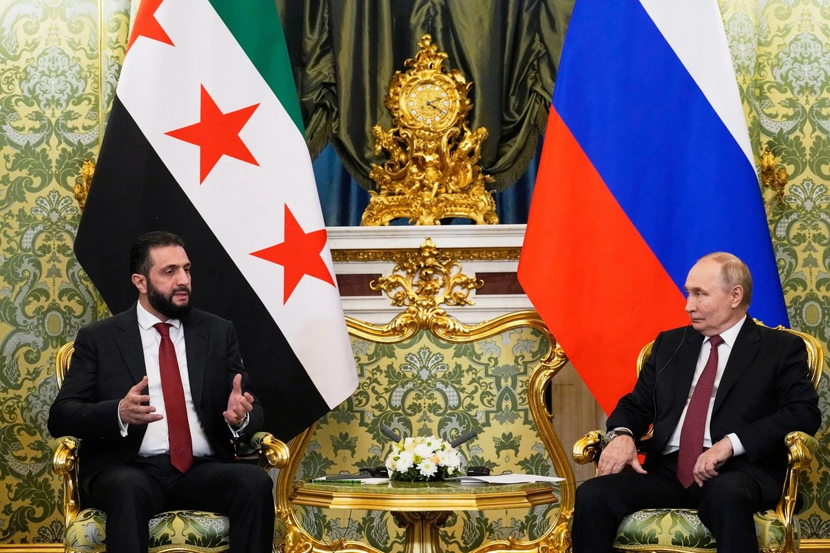 	El presidente ruso, Vladimir Putin (derecha), y el presidente interino sirio, Ahmad al-Sharaa, conversan durante su reunión en el Gran Palacio del Kremlin en Moscú, Rusia, el miércoles 15 de octubre de 2025. 