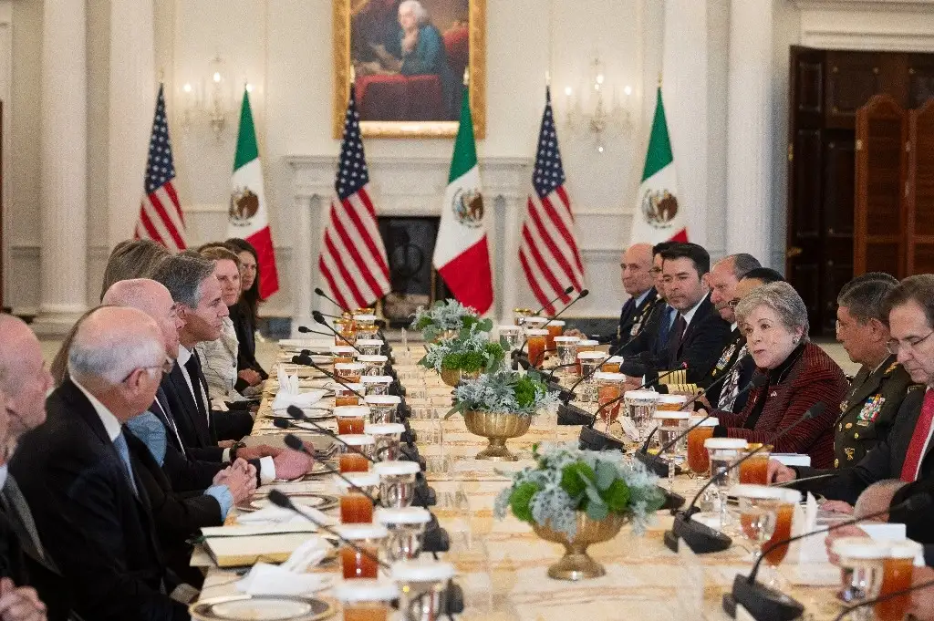 La Secretaria de Relaciones Exteriores de México, Alicia Bárcena, tercera desde la derecha, habla durante una reunión con el Secretario de Estado Antony Blinken, cuarto desde la izquierda, para discutir la migración mexicana-estadunidense, en la Sala Benjamín Franklin del Departamento de Estado en Washington, el 19 de enero de 2024. Foto Ap