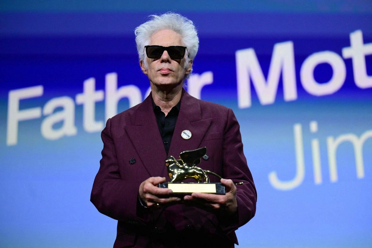 El director estadunidense Jim Jarmusch posa con el León de Oro a la Mejor Película que recibió por 'Mother, Father, Sister and Brother', en el 82 Festival Internacional de Cine de Venecia, el 6 de septiembre de 2025. Foto  