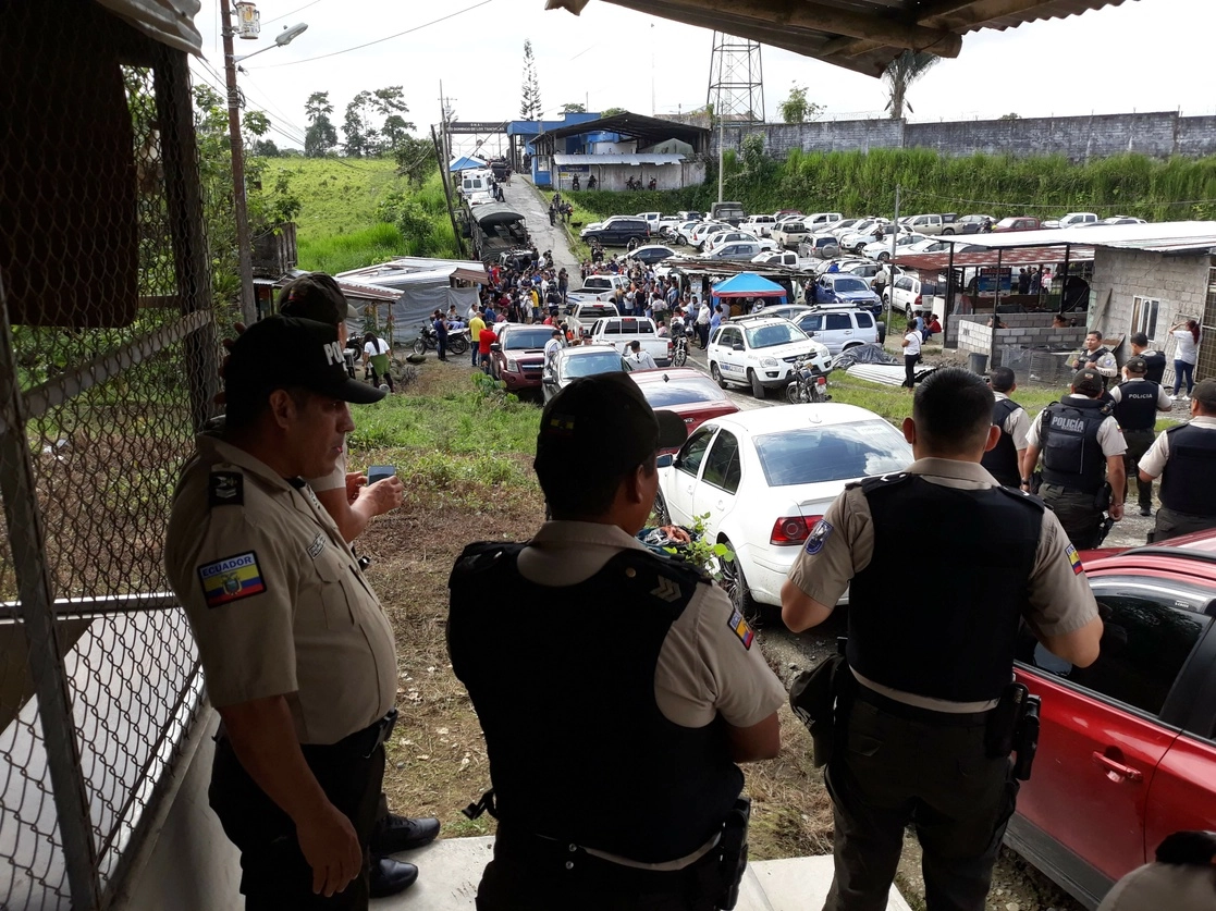 Elementos de la policía permanecen afuera de la prisión de Bella Vista después de un motín que dejó dos reclusos muertos y cinco heridos, en Santo Domingo de los Tsachilas, Ecuador, el 9 de mayo de 2022. Foto Afp