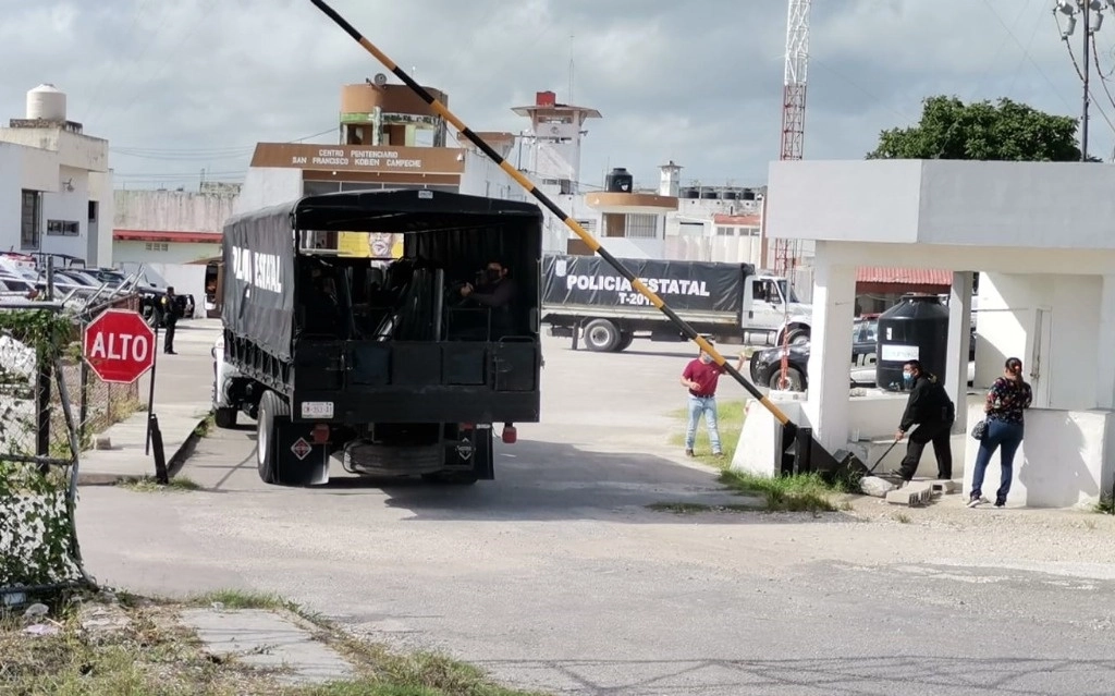 Elementos de la Policía Estatal de Campeche ayer durante su arribo al Centro de Readaptación Social de San Francisco Kobén, luego de que custodios de ese penal solicitaron refuerzos para controlar un motín de presos. Foto cortesía Baltazar Can