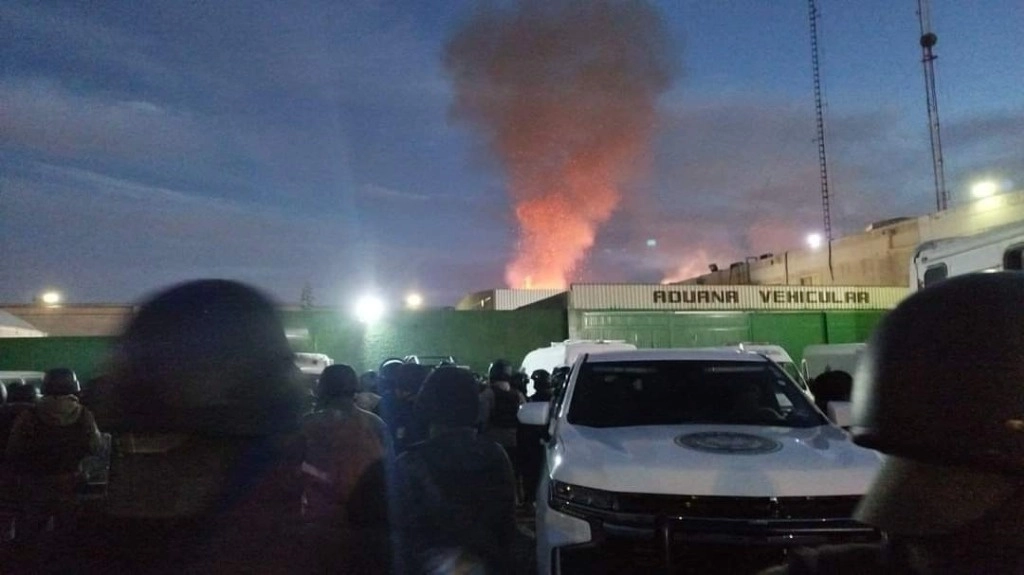 Durante el motín ocurrido la mañana de ayer en el Centro Estatal de Reinserción Social La Pila, en la ciudad de San Luis Potosí, los reclusos provocaron incendios en varios sectores. Foto tomada de redes sociales