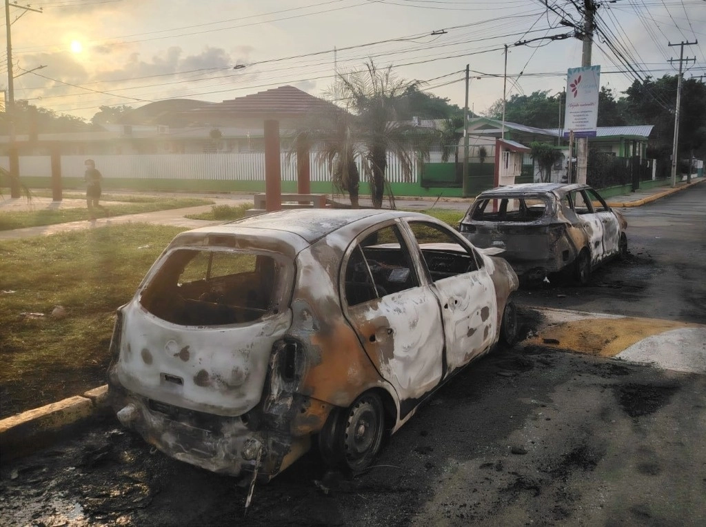 Dos vehículos fueron incendiados ayer por desconocidos en la avenida Cunduacán del fraccionamiento Carrizal, frente a la escuela primaria Lázaro Cárdenas del Río, en Villahermosa, Tabasco. Foto Sergio Garrido