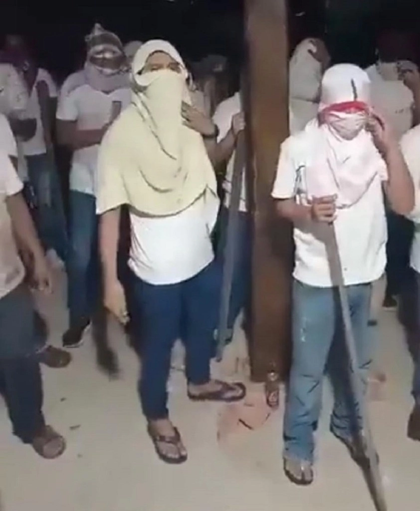 Reos del penal Las Palmas, en el municipio de Cárdenas, algunos cubiertos de la cara y armados con palos, expresaron hartazgo hacia un grupo de presos que gobierna dentro de la cárcel y amenaza a sus familiares. Foto Captura de pantalla de video de la red social X