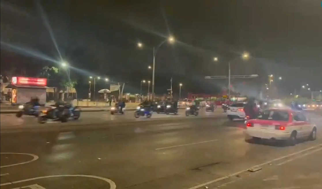 A través de redes sociales se dio cuenta de la 'rodada del terror' q través de avenidas como Alta Tensión y el Circuito Interior a la altura de la calzada de Tlalpan. Captura de pantalla de un video difundido en redes sociales.