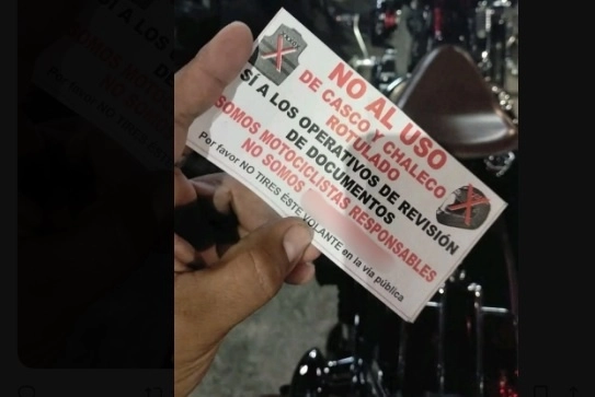 La nueva disposición establece que los motociclistas en Chiapas deberán portar casco protector y chaleco con la matrícula de la unidad visible. Foto difundida en redes sociales