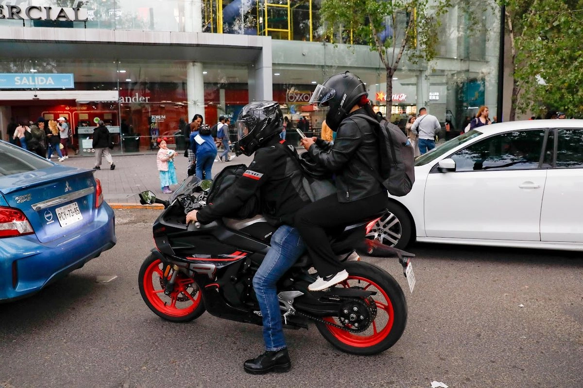 Personas recurren al servicio de mototaxi para llegar a tiempo a sus diferentes destinos, pese a que en ocasiones las tarifas que fijan las empresas por aplicación no son menores a las del servicio que ofrecen en automóvil.