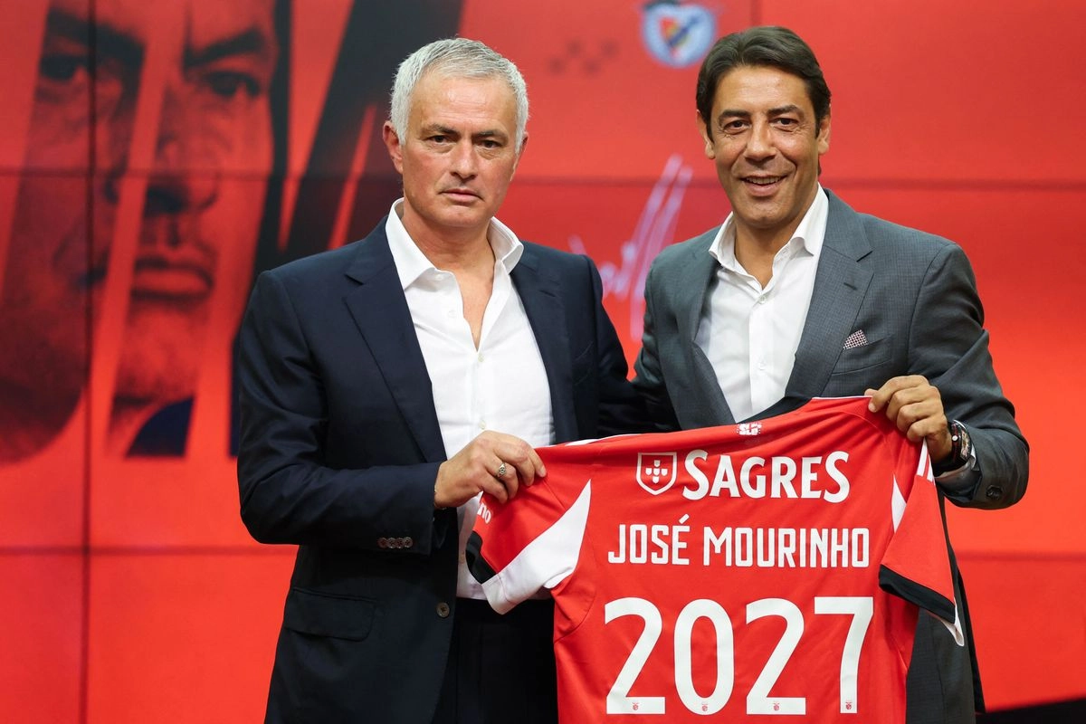 "Soy el entrenador de uno de los clubes más grandes del mundo (...) Yo no soy importante, Benfica es importante, los aficionados del Benfica son importantes. Estoy aquí para servir", dijo Jose Mourinho al ser presentado como técnico, el 18 de septiembre de 2025. Foto 