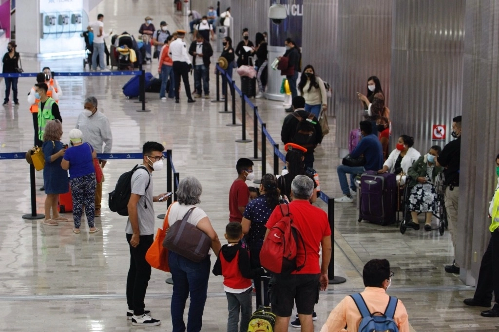 El Aeropuerto Internacional de la Ciudad de México movilizó un millón 508 mil pasajeros en septiembre, 61.5 por ciento menos que el mismo mes del año anterior, debido a la pandemia del Covid-19. Foto Roberto Garcia Ortiz / Archivo 