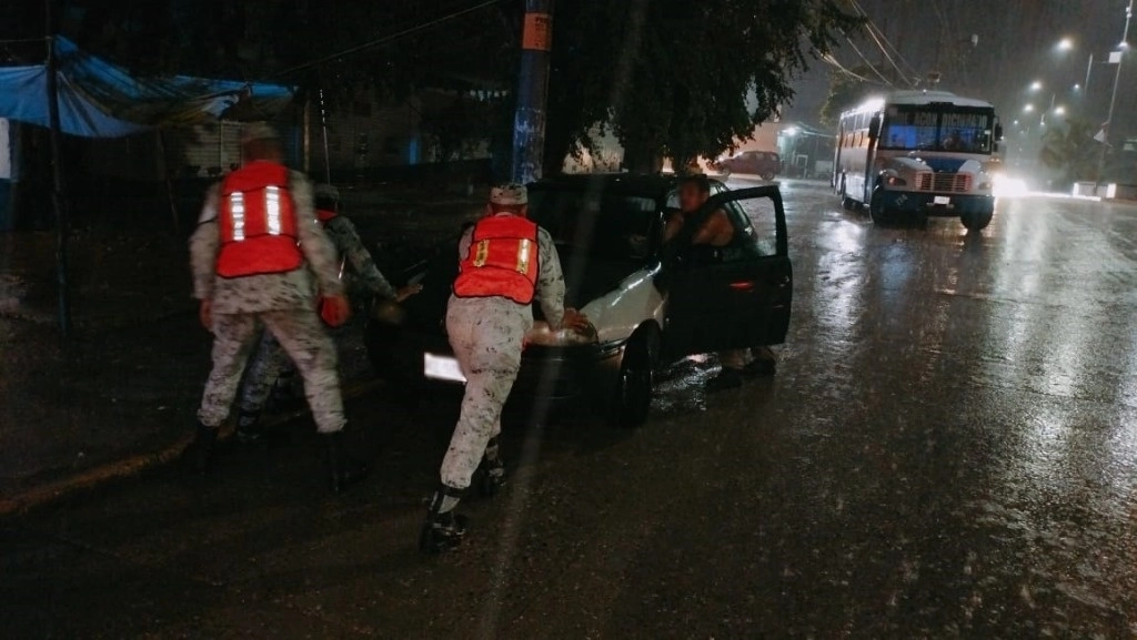 Elementos de la GN realizan tareas de auxilio y remoción de escombros en Acapulco y en municipios afectados por el huracán ‘Otis’. Foto Proporcionadas por la GN