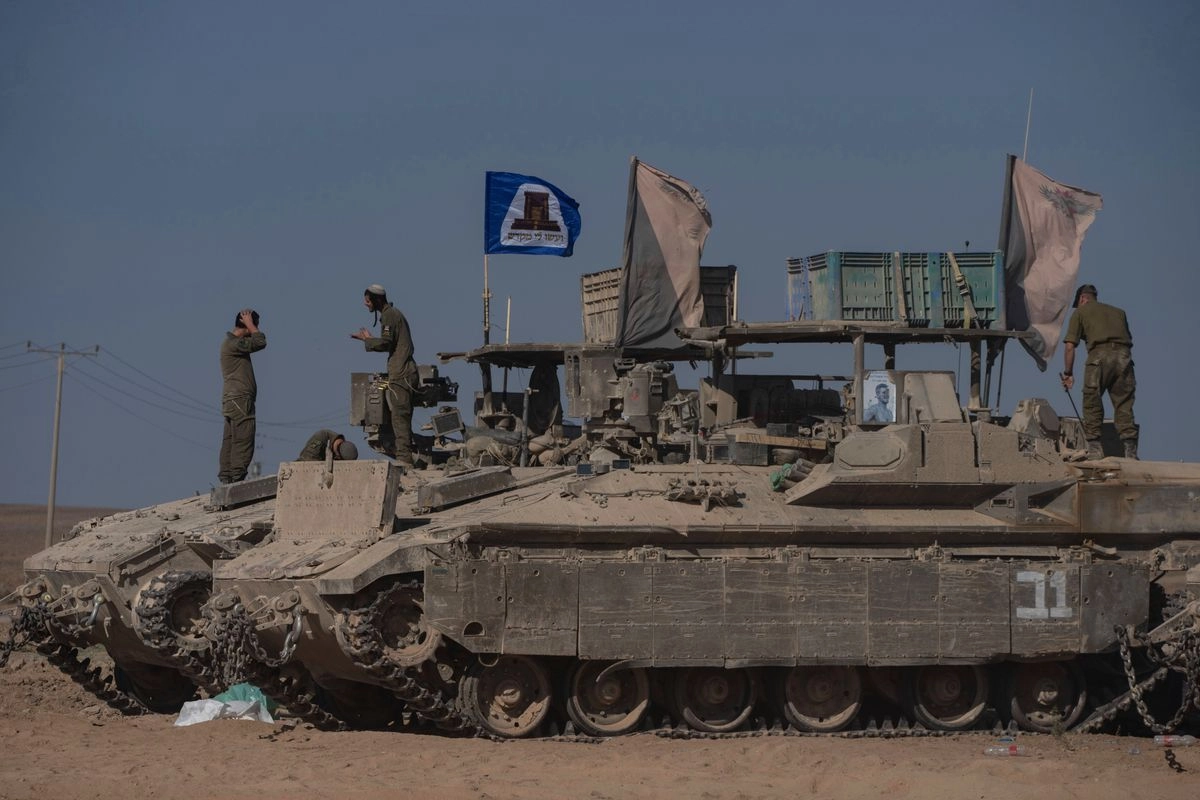 Soldados israelíes suben a vehículos blindados estacionados cerca de la frontera entre Israel y Gaza, el 20 de agosto de 2025. Foto 