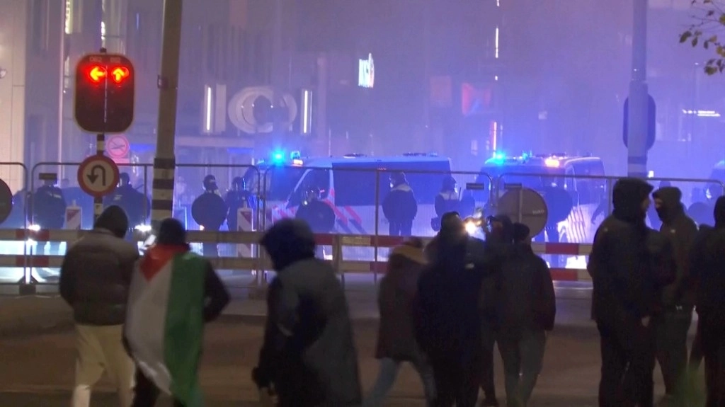 Disturbios en Ámsterdam, Países Bajos, luego del juego de futbol entre Ajax y el Maccabi Tel Aviv, el 7 de noviembre de 2024. Foto Ap