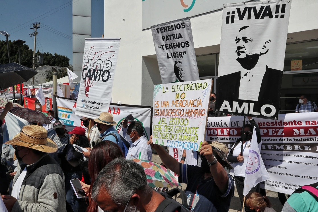 En diversas entidades, como en la CDMX, Chihuahua, Chiapas y Zacatecas, organizaciones sociales, sindicatos y militantes de Morena y aliados demandaron frente a congresos que legisladores respalden la enmienda impulsada por el presidente López Obrador en materia eléctrica. Foto Marco Peláez