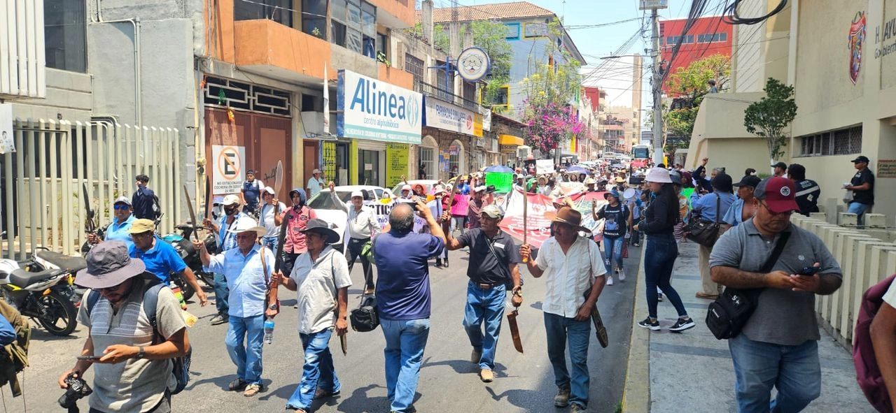 Aspecto de la marcha  de hoy en demanda de justicia por el asesinato de Marco Antonio Suástegui Muñoz, dirigente del Consejo de Ejidos y Comunidades Opositoras a la Parota (Cecop). Foto
