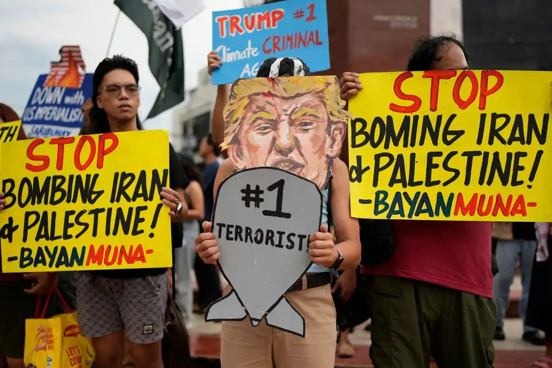 En los cinco continentes hubo ayer protestas contra los bombardeos estadunidenses sobre Irán, en urbes como Washington, Nueva York, Boston, Los Ángeles, Toronto, Sídney, Bagdad, Lahore, Karachi, Kolkata y Rabat. La imagen, en la ciudad de Quezon, Filipinas. Mañana y el miércoles se desarrollará en La Haya la cumbre de la OTAN. 