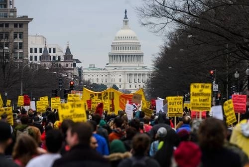 Marcha hacia el hotel Internacional Trump, ayer en Washington para condenar el ataque del viernes en Bagdad contra fuerzas iraníes. Foto Afp