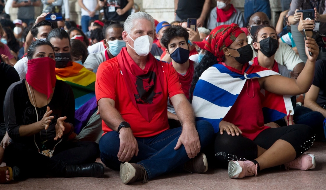 Las concentraciones en La Habana Vieja y en otros puntos de la capital isleña continuaron de cara a las protestas que hoy tienen previstas disidentes, a pesar de no contar con la autorización oficial. El presidente Miguel Díaz-Canel se sumó ayer a un concierto con los jóvenes de los Pañuelos Rojos, quienes desde el viernes pasado realizan una sentada antiimperialista en el Parque Central. El gobierno de Estados Unidos instó a las autoridades cubanas a permitir, sin represalias, las protestas opositoras. 
Foto Ap