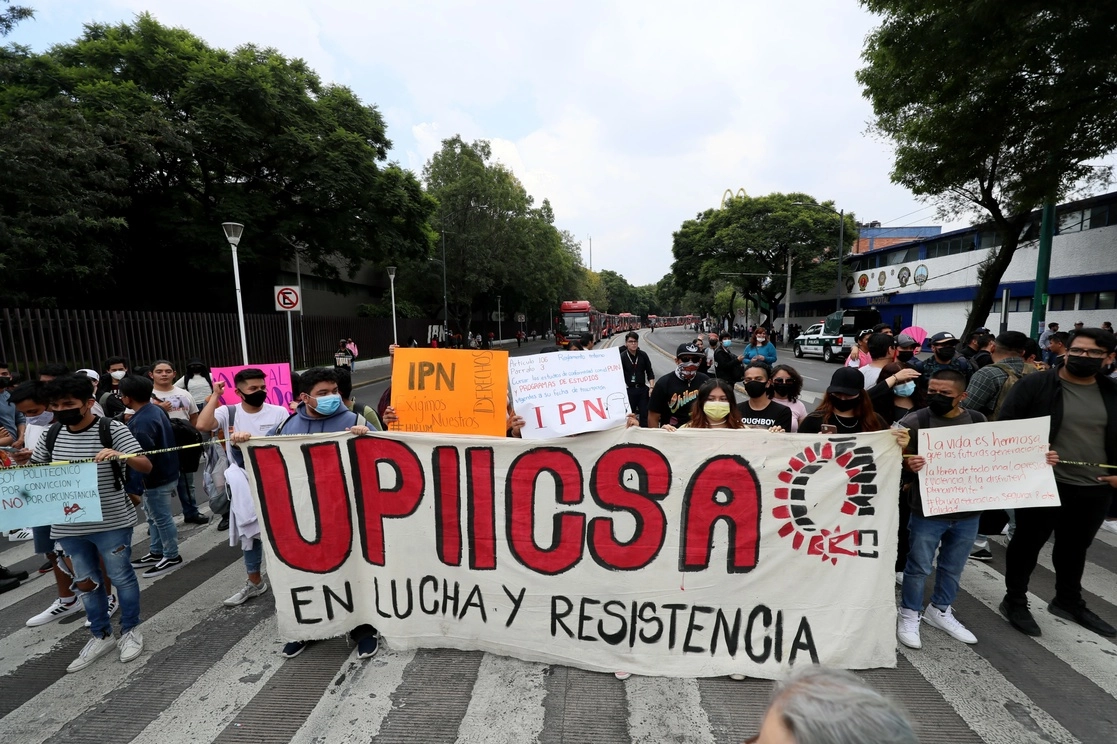 Alumnos de la UPIICSA del IPN bloquean avenida del Té, luego de que tomaron la dirección del plantel, para exigir una reunión con el director del centro educativo, el 31 de agosto de 2022. Foto Roberto García Ortiz