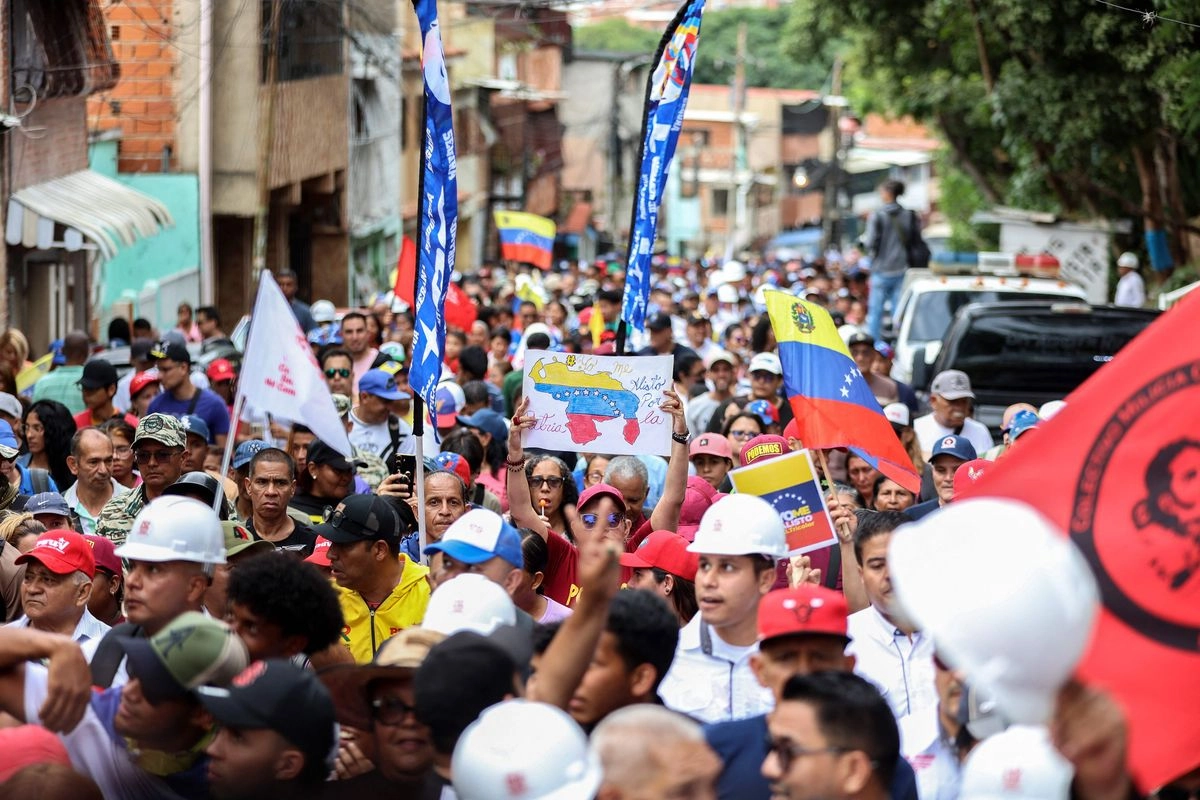 El 30 de agosto de 2025, en el barrio 23 de Enero de Caracas, cientos de personas acudieron al llamado del presidente Nicolás Maduro para alistarse en las fuerzas armadas venezolanas y reforzar sus filas ante la "agresión imperialista" de Estados Unidos. Foto