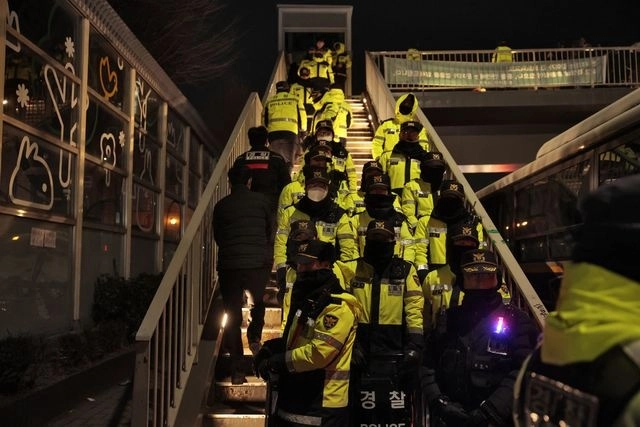 Agentes de policía patrullan cerca de la residencia del expresidente surcoreano, Yoon Suk Yeol. Foto Afp