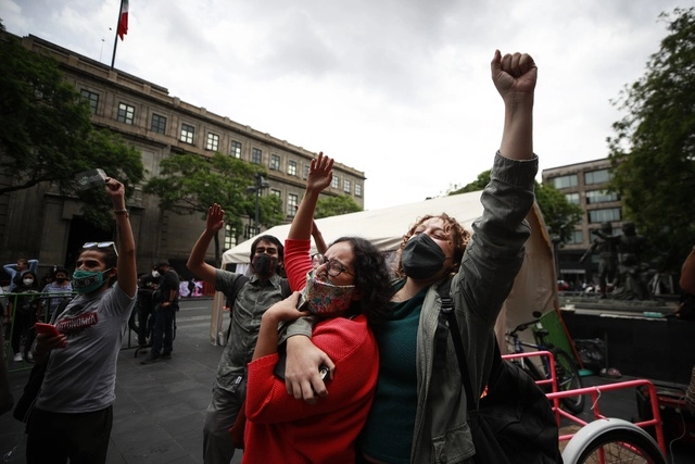 Personas a favor del uso lúdico de la mariguana celebran a las afueras de la SCJN. Foto Alfredo Domínguez