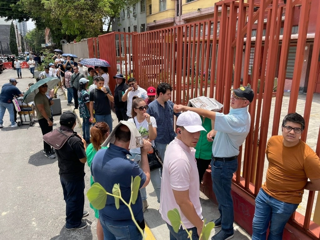 Miles de personas hacen fila para emitir su voto en la casilla especial 4856 S1, ubicada en la calle San Gerónimo 24, en el Centro Histórico d ella Ciudad de México. Detallan que han recorrido las calles de Isabel La Católica, Mesones, Bolívar y ésta para poder ejercer su derecho al voto, el 2 de junio de 2024. Foto Roberto García Ortiz