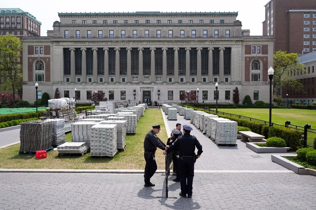 Agentes de policía de la ciudad de Nueva York se encuentran en el campus de la Universidad de Columbia, entre el equipo que se iba a utilizar para albergar una gran ceremonia de graduación, en Nueva York, el lunes 6 de mayo de 2024. Foto Ap