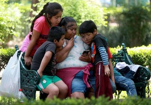 Uno de cada diez hogares se compone de una mujer o un hombre con hijos, también conocido como monoparental, y alrededor del 85 por ciento de ellos está conformado por madres. Foto María Luisa Severiano / Archivo