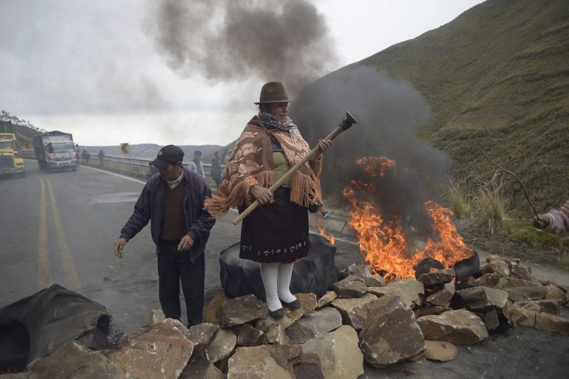 Indígenas bloquearon ayer la carretera que une la costa y las zonas montañosas en la región de Zumbahua, Ecuador, como parte de la protesta contra las políticas económicas del gobierno del presidente Guillermo Lasso. Foto Afp