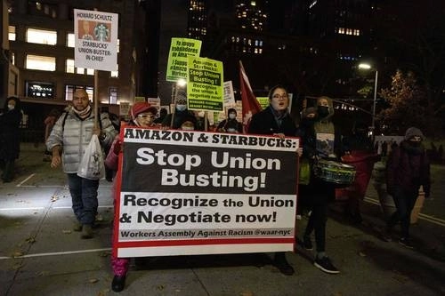 Marcha en apoyo a los trabajadores de Amazon y Starbucks, realizada en Nueva York en noviembre. Foto Afp
