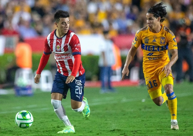 Diego Lainez de Tigres y Fernando Beltrán de Chivas en una de las jugadas del encuentro. Foto Afp