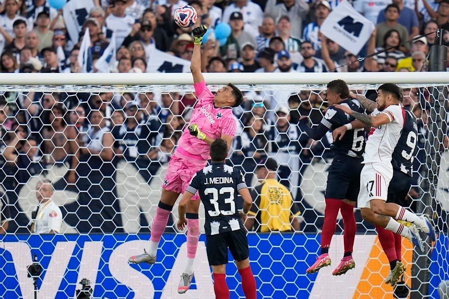  El portero del Monterrey Esteban Andrada estuvo atento para mantener el 0-0. Foto