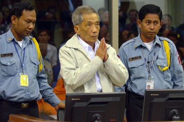 El ex torturador Kaing Guek Eav, conocido como ‘Duch’, jefe del más temible centro de detención del régimen camboyano de los jemeres rojos y condenado a cadena perpetua, murió a los 77 años. Foto Afp 