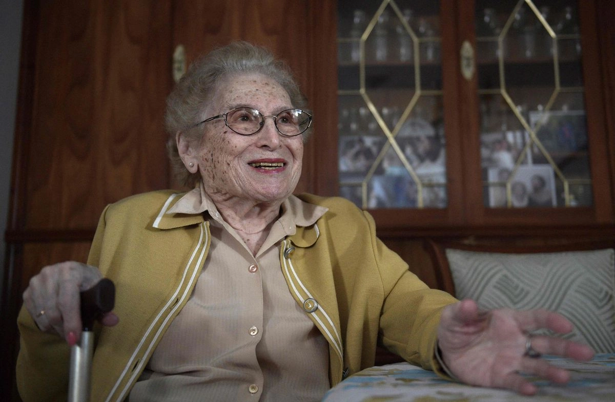 Rosa Tarlovsky de Roisinblit, histórica vicepresidenta de Abuelas de Plaza de Mayo en Argentina y una incansable defensora de los derechos humanos, falleció este sábado a los 106 años, anunció la organización en un comunicado. 
