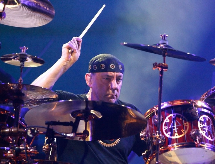 Neil Peart, baterista de Rush durante una presentación de la banda en Nueva York. Foto Afp 