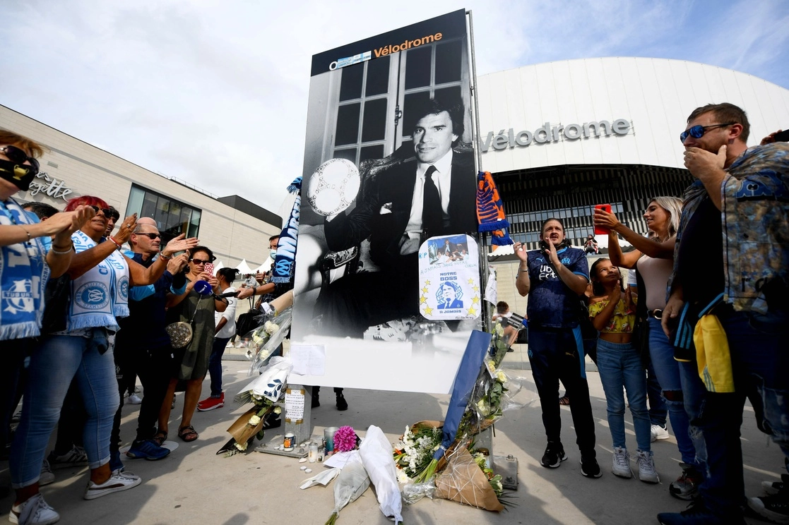 Seguidores del Olympique de Marsella rinden homenaje a Bernard Tapie en el Estadio Velódromo. Foto Afp