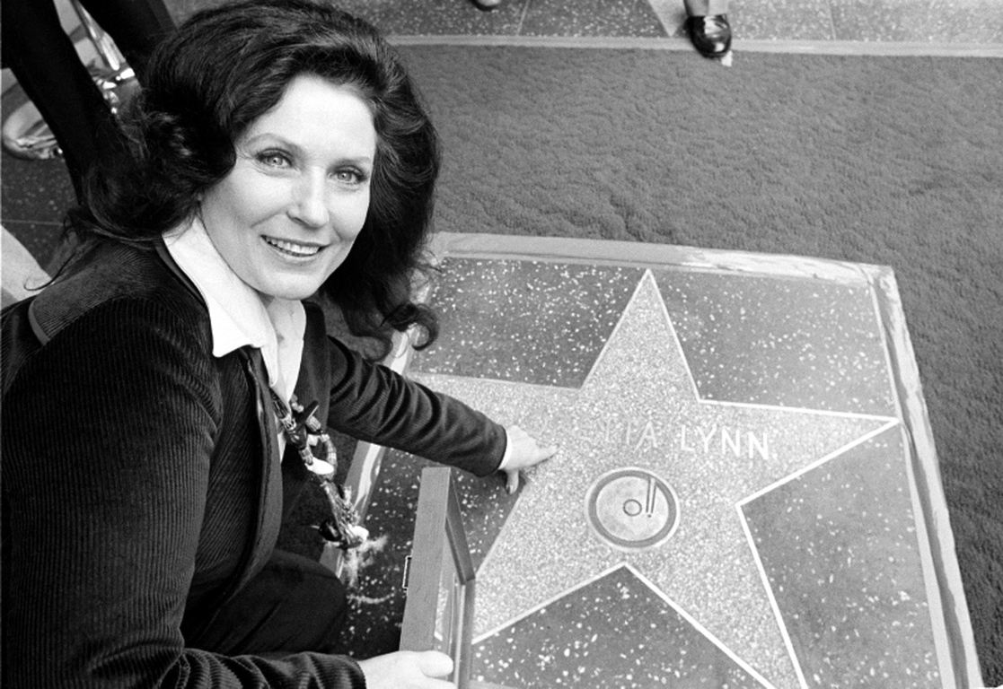 La cantante de música country Loretta Lynn señala su estrella en el Paseo de la Fama de Hollywood, en California, el 8 de febrero de 1978. Foto Ap