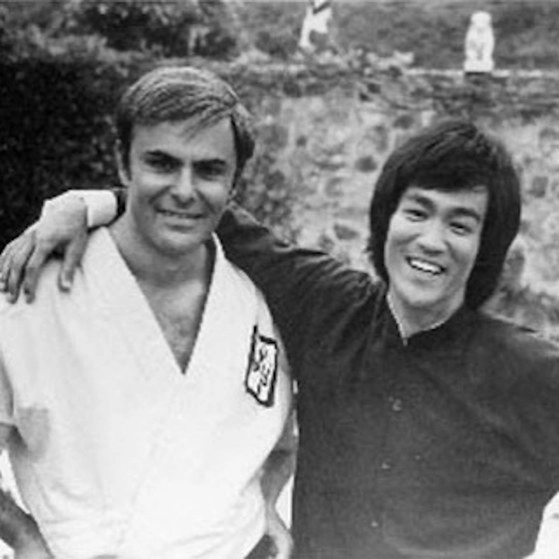 Los actores John Saxon y Bruce Lee, quienes actuaron en la cinta ‘Operación Dragón’. Foto Facebook @BruceLee
