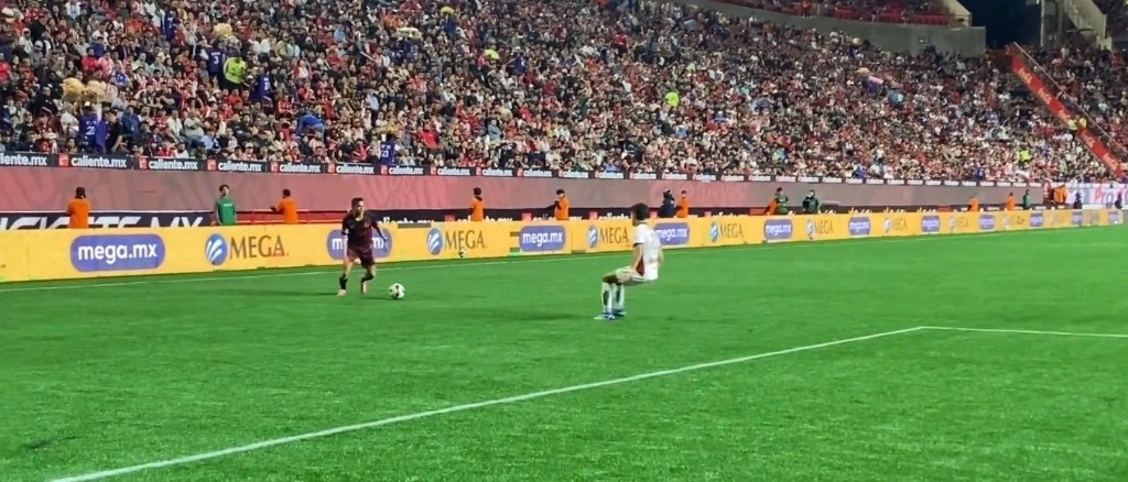 Las autoridades informaron que la víctima se trata de Carlos Alfredo Cárdenas Ramos, de 34 de edad, quien participó en una riña durante el partido. Foto Captura de pantalla de un video en X @Xolos