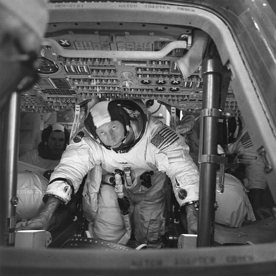 En la misión del Apollo 15, Al Worden le dio la vuelta a la Luna mientras sus compañeros manejaban un carrito por la superficie lunar. Foto Ap 