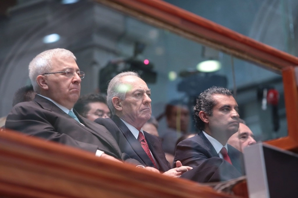 El ex gobernador del Estado de México, Alfredo Baranda (enmedio) murió este miércoles a los 79 años. Foto Cuartoscuro/Archivo