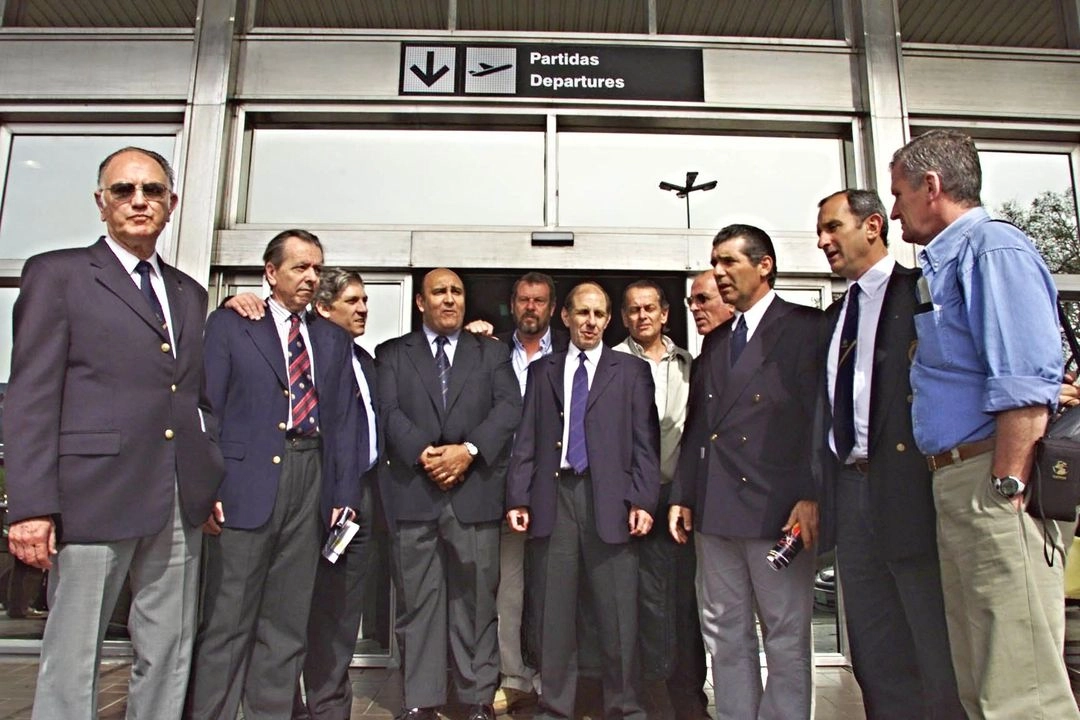 Sobrevivientes del accidente aéreo de 1972 (de izq. a der.): Javier Methol, Daniel Fernández, Álvaro Mangino, Antonio Vizintín, Adolfo Strauch, Ramón Sabella, Eduardo Strauch, José Luis Inciarte, Carlos Vilaró, Gustavo Zerbino y Roy Harley posan para el fotógrafo en el aeropuerto de Montevideo el 10 de octubre de 2002, antes de partir hacia Santiago de Chile.  Foto