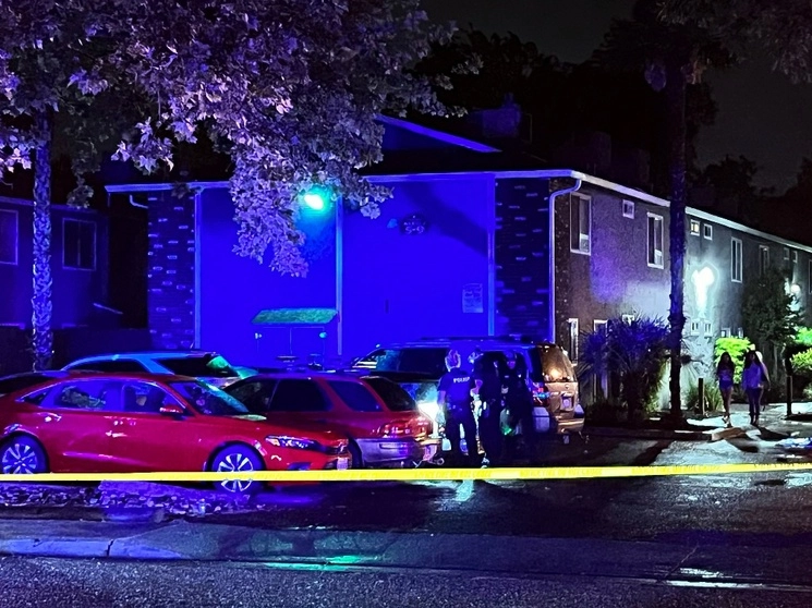 La policía investiga un incidente en Columbus Avenue conectado con otro en West Seventh Street después de la medianoche del sábado 6 de mayo de 2023 en Chico, California.Foto Ap