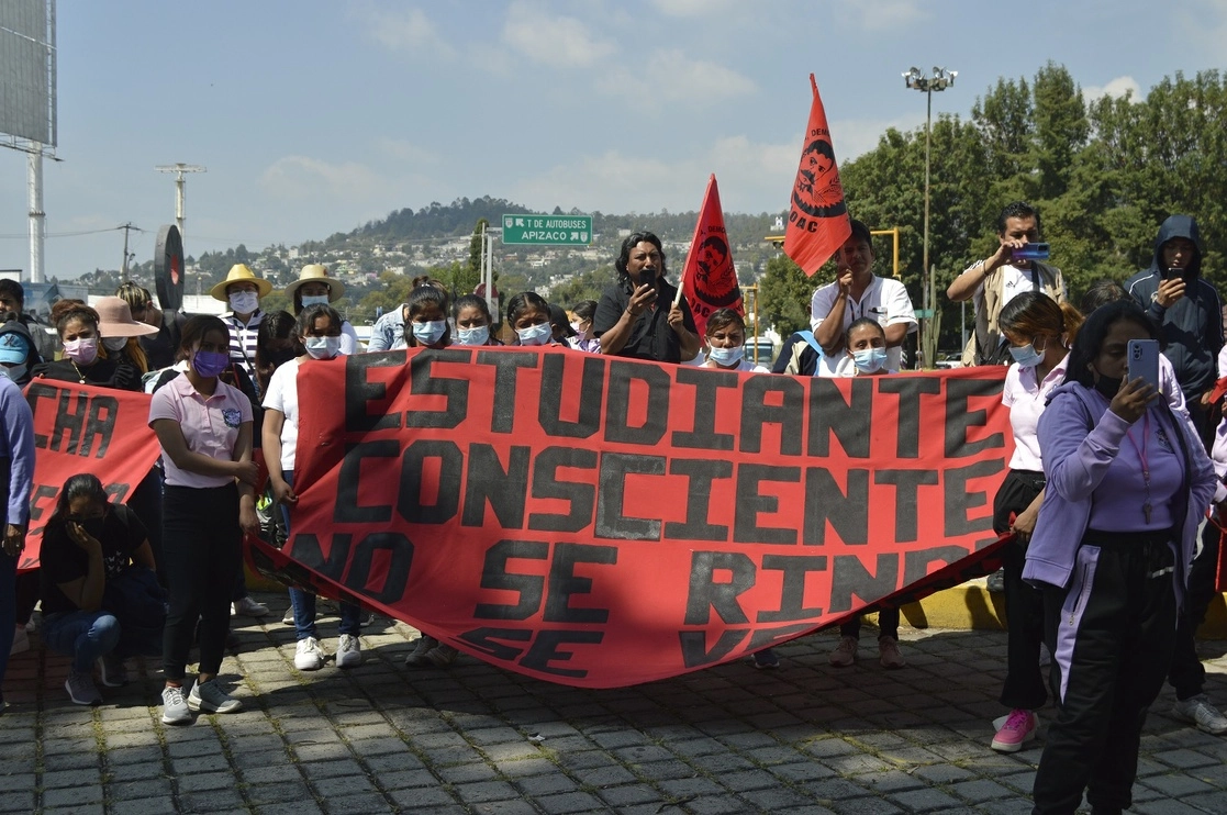 Normalistas exogieron justicia por Beatriz, quien fue agredida durante una marcha en Tlaxcala. Foto Alejandro Ancona