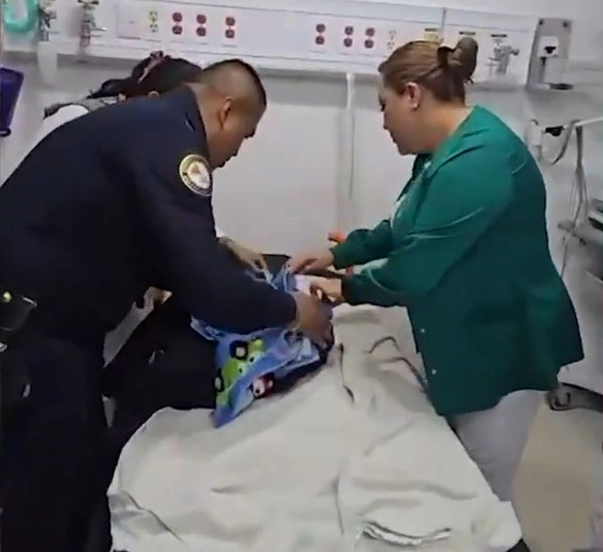 La bebé fue abandonada y rescatada por elementos policíacos el pasado 25 de agosto. Imagen tomada de video compartido en 