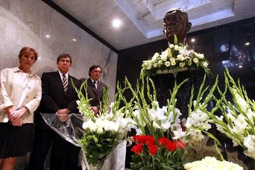 Celeste Batel; su esposo, el ingeniero Cuauhtémoc Cárdenas Solórzano y el hijo de ambos, Cuauhtémoc Cárdenas Batel, durante un homenaje al ex presidente Lázaro Cárdenas, el 18 de marzo de 2009. Foto Marco Peláez 